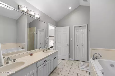 Bath - 4645 Nottingham Rd, Jackson, MS 39211 photo 3 of 5