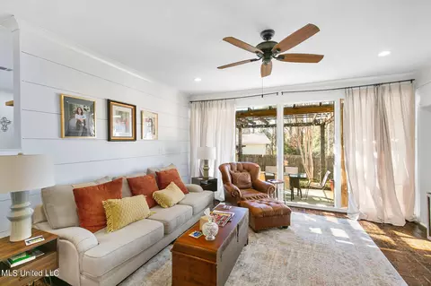 Living - 4645 Nottingham Rd, Jackson, MS 39211 photo 5 of 9