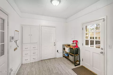 Entry Way - 4645 Nottingham Rd, Jackson, MS 39211 photo 2 of 3