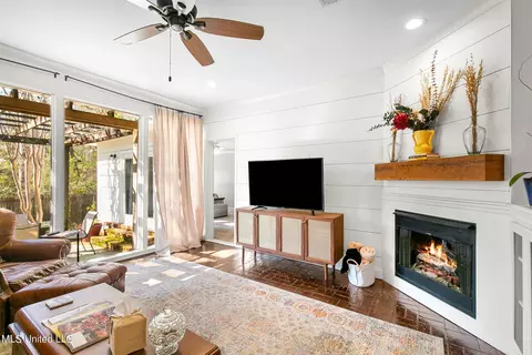 Living - 4645 Nottingham Rd, Jackson, MS 39211 photo 6 of 9