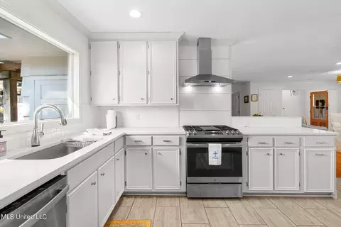 Kitchen - 4645 Nottingham Rd, Jackson, MS 39211 photo 4 of 7