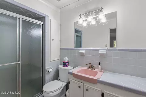Bath - 4645 Nottingham Rd, Jackson, MS 39211 photo 5 of 5