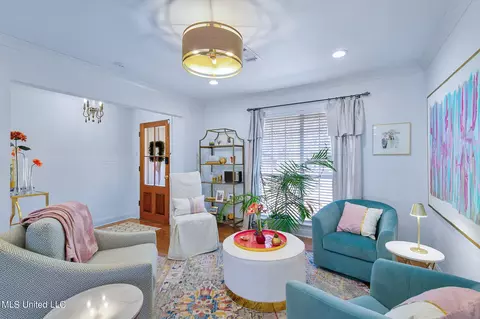Living - 4645 Nottingham Rd, Jackson, MS 39211 photo 4 of 9