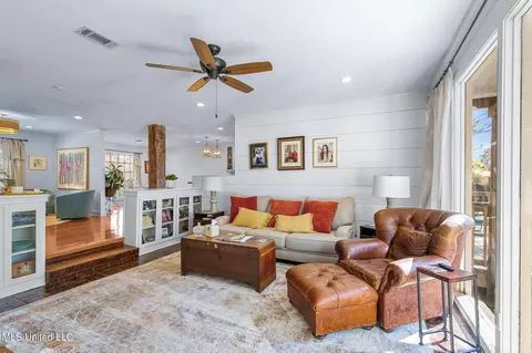Living - 4645 Nottingham Rd, Jackson, MS 39211 photo 7 of 9