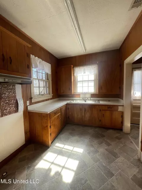 Kitchen - 1017 Riverview Dr, Jackson, MS 39202 photo 1 of 1