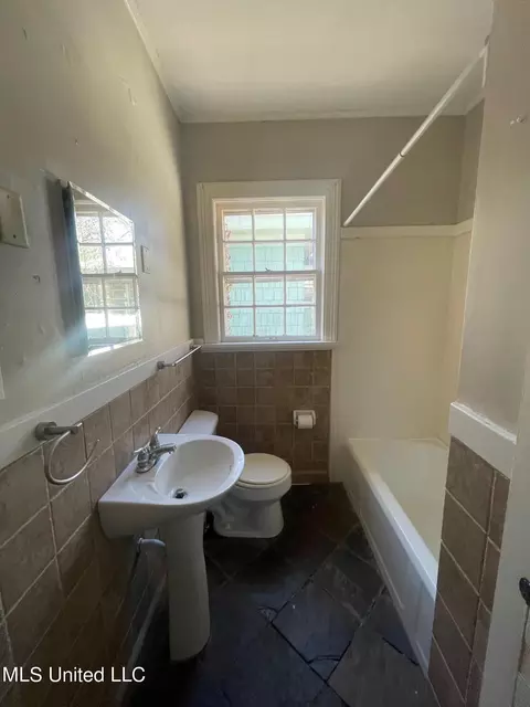 Bath - 1017 Riverview Dr, Jackson, MS 39202 photo 1 of 1