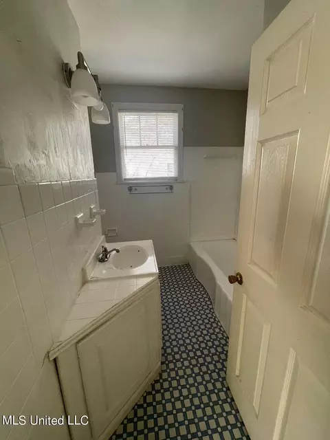 Bath - 550 Wellington Rd, Jackson, MS 39206 photo 1 of 2