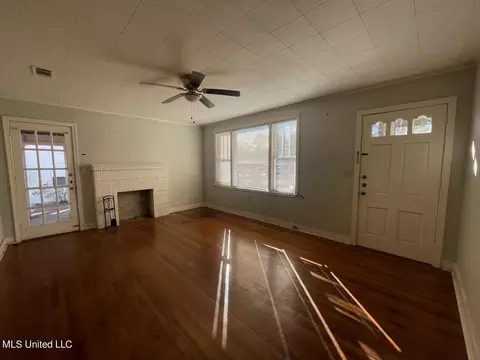 Living - 550 Wellington Rd, Jackson, MS 39206 photo 1 of 1