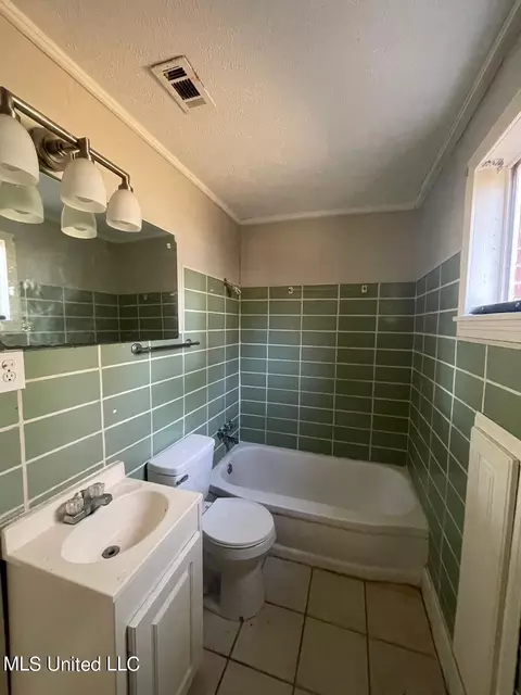 Bath - 550 Wellington Rd, Jackson, MS 39206 photo 2 of 2