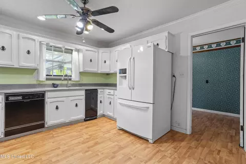 Kitchen - 3301 Westerland Dr, Moss Point, MS 39562 photo 3 of 3