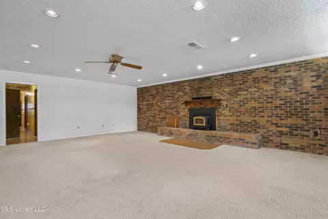 Living - 3301 Westerland Dr, Moss Point, MS 39562 photo 3 of 5