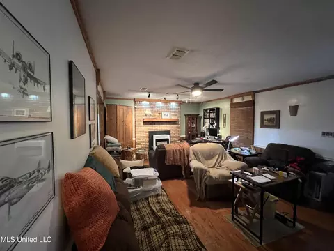 Living - 1095 Turtle Neck Road Rd, Carthage, MS 39051 photo 3 of 3