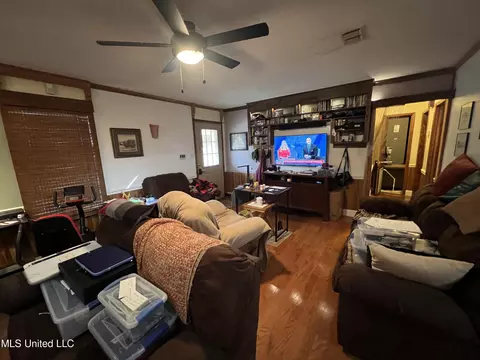 Living - 1095 Turtle Neck Road Rd, Carthage, MS 39051 photo 2 of 3