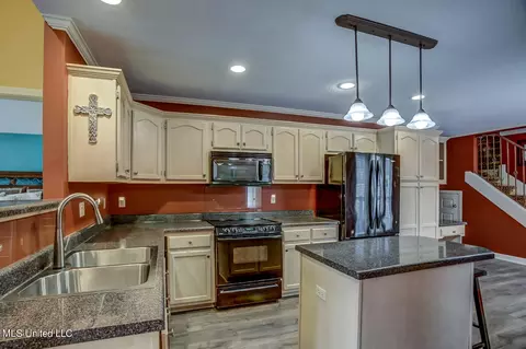 Kitchen - 1197 E Cross Creek Dr, Hernando, MS 38632 photo 2 of 2