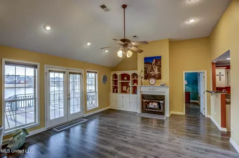 Living - 1197 E Cross Creek Dr, Hernando, MS 38632 photo 1 of 2