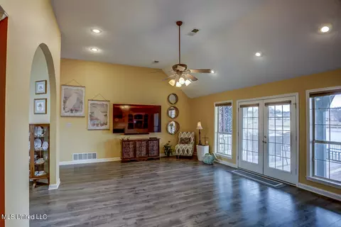 Living - 1197 E Cross Creek Dr, Hernando, MS 38632 photo 2 of 2