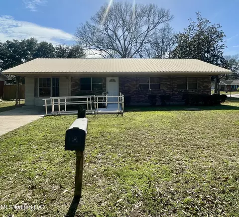 221 Maple Dr, Ocean Springs, MS 39564