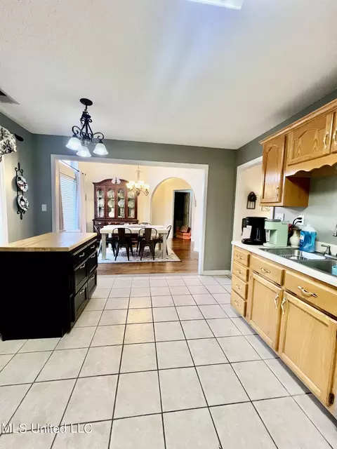 Kitchen - 1377 Pendulum Dr, Hernando, MS 38632 photo 1 of 2