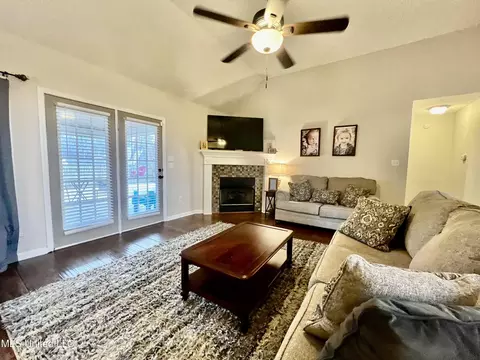 Living - 1377 Pendulum Dr, Hernando, MS 38632 photo 2 of 4