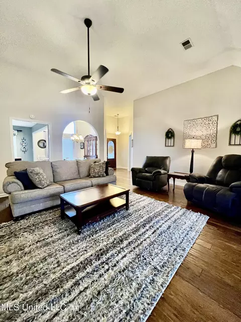 Living - 1377 Pendulum Dr, Hernando, MS 38632 photo 4 of 4