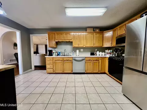 Kitchen - 1377 Pendulum Dr, Hernando, MS 38632 photo 2 of 2