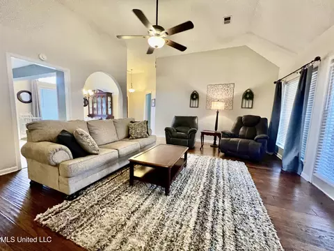 Living - 1377 Pendulum Dr, Hernando, MS 38632 photo 1 of 4
