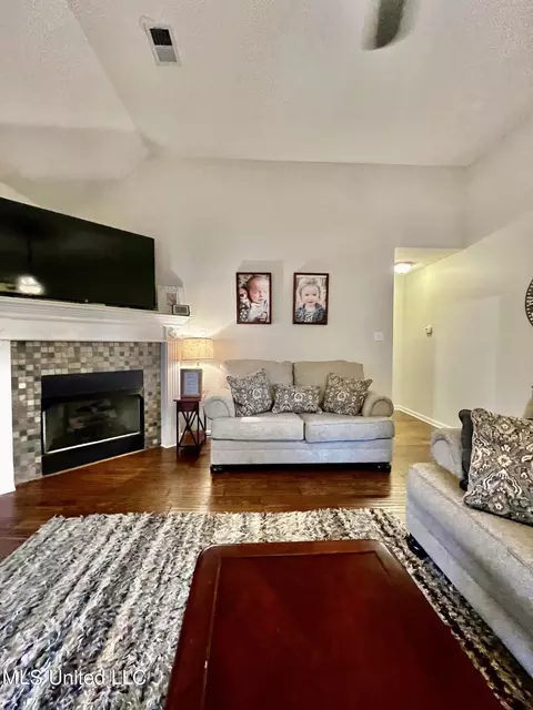 Living - 1377 Pendulum Dr, Hernando, MS 38632 photo 3 of 4
