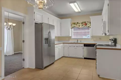 Kitchen - 565 Spring Lake Dr, Pearl, MS 39208 photo 1 of 1