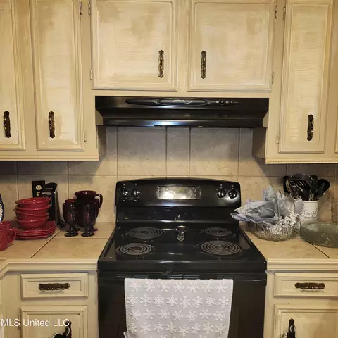 Kitchen - 693 Cedar Springs Dr, Jackson, MS 39212 photo 2 of 2
