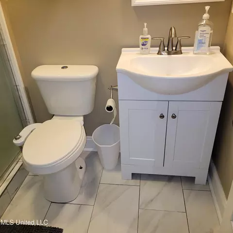 Bath - 693 Cedar Springs Dr, Jackson, MS 39212 photo 2 of 3