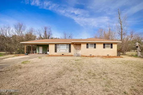 100 W Lake Dr, Clinton, MS 39056