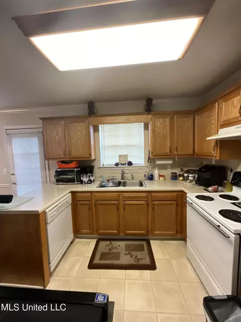 Kitchen - 1057 Bullrun Dr, Byram, MS 39272 photo 2 of 3