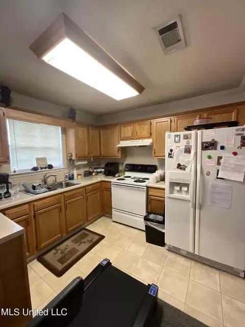Kitchen - 1057 Bullrun Dr, Byram, MS 39272 photo 3 of 3