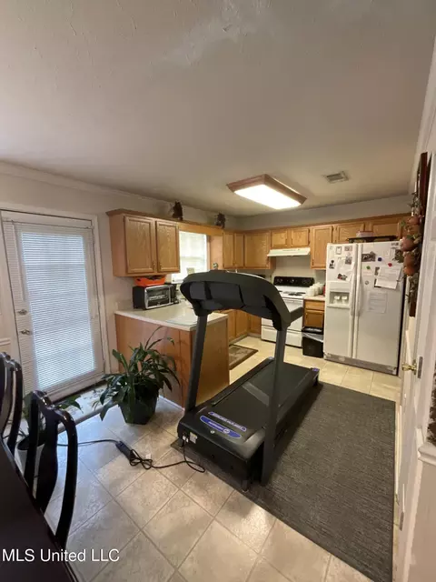 Kitchen - 1057 Bullrun Dr, Byram, MS 39272 photo 1 of 3