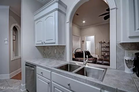 Kitchen - 619 Overlook Pt, Brandon, MS 39047 photo 2 of 3