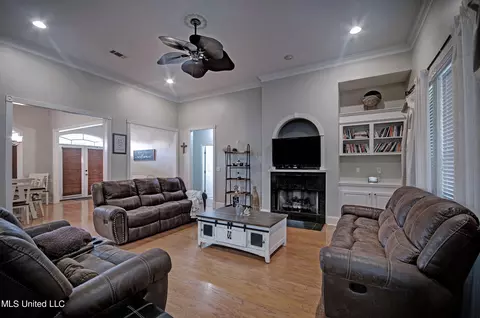 Living - 619 Overlook Pt, Brandon, MS 39047 photo 3 of 3