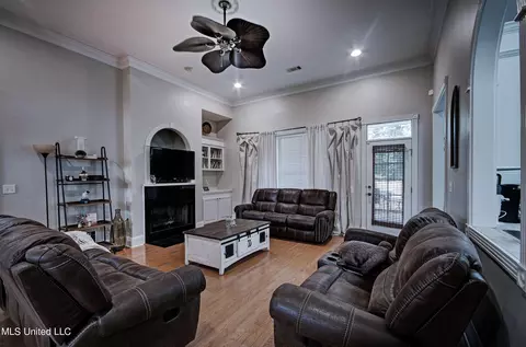 Living - 619 Overlook Pt, Brandon, MS 39047 photo 1 of 3