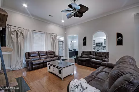 Living - 619 Overlook Pt, Brandon, MS 39047 photo 2 of 3