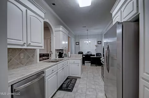Kitchen - 619 Overlook Pt, Brandon, MS 39047 photo 3 of 3