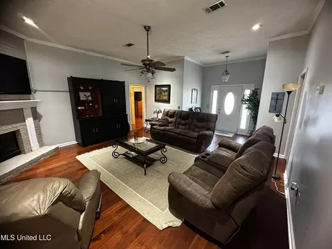 Living - 560 Stump Bridge Rd, Canton, MS 39046 photo 3 of 5
