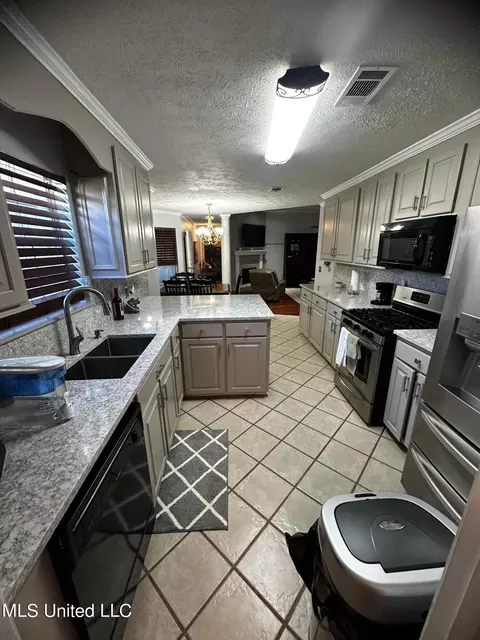 Kitchen - 560 Stump Bridge Rd, Canton, MS 39046 photo 3 of 4