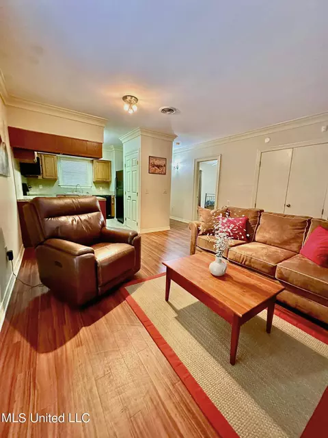Living - 500 Northpointe Pkwy #121, Jackson, MS 39211 photo 2 of 3