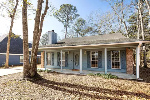 3221 N 3rd St, Ocean Springs, MS 39564