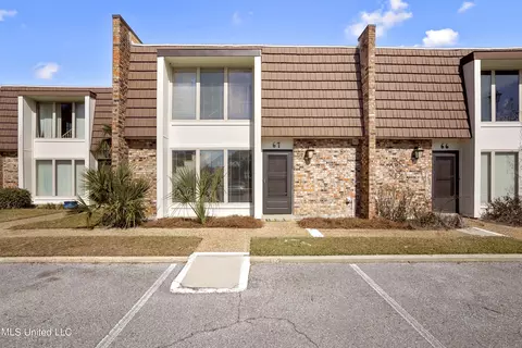 527 Front Beach Dr #67, Ocean Springs, MS 39564