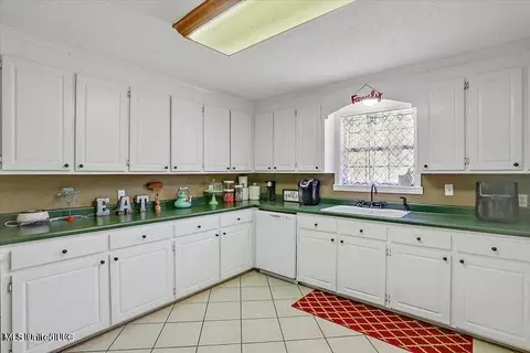 Kitchen - 105 Main St, Raleigh, MS 39153 photo 2 of 5