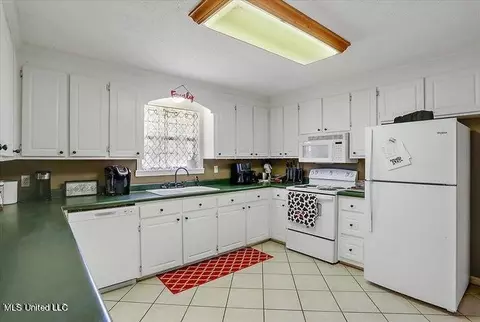 Kitchen - 105 Main St, Raleigh, MS 39153 photo 5 of 5