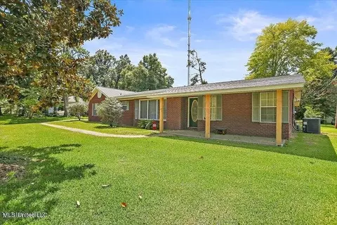 Exterior - 105 Main St, Raleigh, MS 39153 photo 2 of 9
