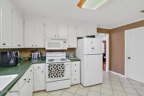 Kitchen - 105 Main St, Raleigh, MS 39153 photo 3 of 5