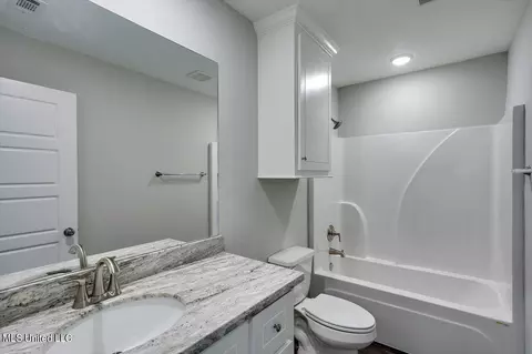 Bath - 302 Jasmine Cove Ln, Brandon, MS 39042 photo 3 of 3
