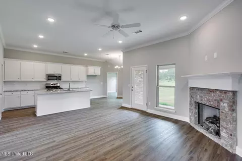 Living - 302 Jasmine Cove Ln, Brandon, MS 39042 photo 2 of 4